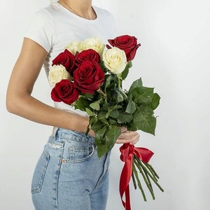 Букет из высоких красно-белых роз Эквадор 9 шт. (70 см)