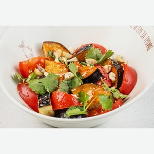 Салат с хрустящими баклажанами, томатами, кинзой и орехами кешью, со сладким чили соусом