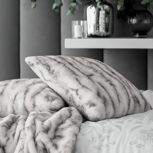 Декоративная подушка Togas Амара белая 45х45 см